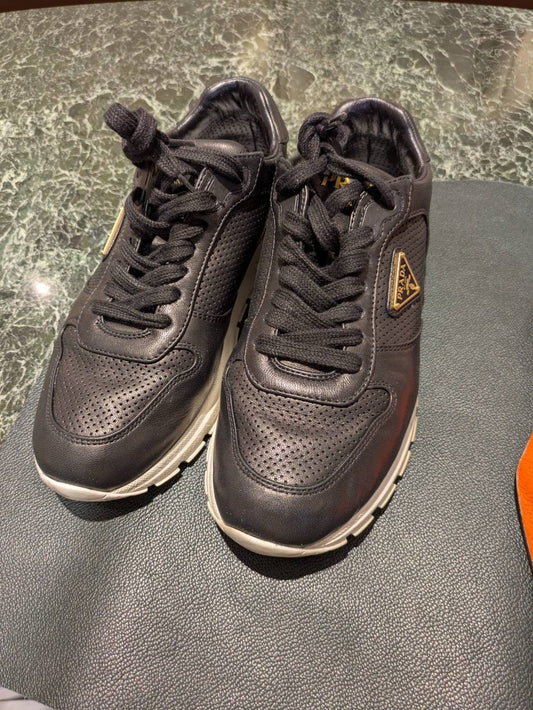 プラダのスニーカーに固有受容器インソールを作成